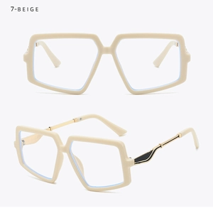 Vue avant et latérale de grandes lunettes carrées beige avec branches en métal doré