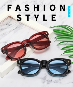 Lunettes de soleil à petite monture avec verres rouges et bleus et détails dorés