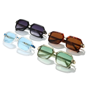Coffret de lunettes de soleil carrées classiques en plusieurs couleurs au design géométrique