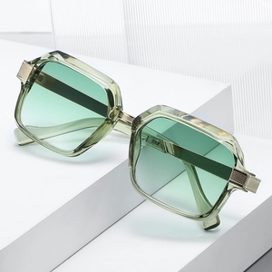 Lunettes de soleil carrées classiques vert clair transparent avec monture rétro et charnière