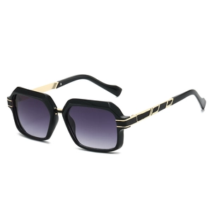 Lunettes de soleil carrées classiques avec monture noire et verres dégradés violets