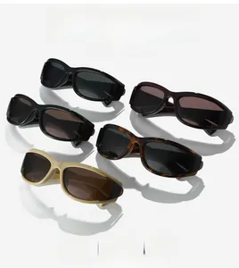 Gros plan de lunettes de soleil Y2K ovales rétro en cinq couleurs : noir, bordeaux, beige et écaille