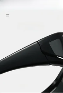 Gros plan sur la charnière des lunettes Y2K noires avec une texture brillante chic