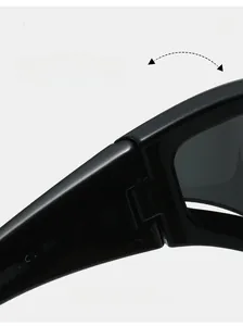 Vue macro de la charnière renforcée sur les lunettes de soleil noires style Y2K