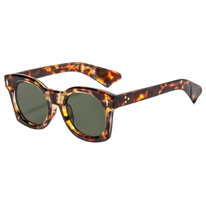 Lunettes de soleil rétro en écaille de tortue avec verres vert foncé et clous