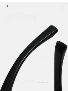 Gros plan des branches courbées noires des lunettes Y2K pour un port confortable