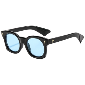 Lunettes de soleil rétro à monture noire, verres bleus et rivets dorés sous un angle de 45°