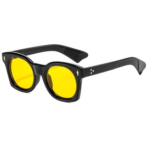 Lunettes de soleil rétro noires avec verres jaunes et rivets flèche dorés style urbain