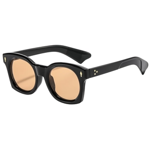 Lunettes de soleil rétro noires avec verres orange et rivets dorés en monture épaisse