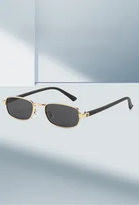 Détail de lunettes de soleil en métal avec rayures rouges, blanches et bleues sur la charnière