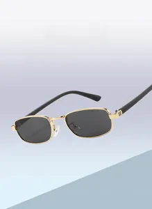 Détail de la charnière métallique avec rayures rouges et vertes sur lunettes de soleil carrées