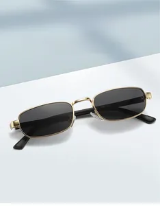 Détail macro de lunettes dorées avec gravure 9657 et plaquettes de nez en silicone