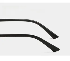 Gros plan des branches mates noires courbées de lunettes pour un confort anti-glisse