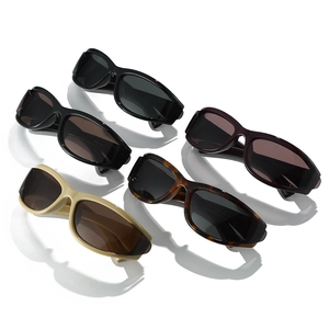 Cinq paires de lunettes de soleil Y2K noires, écaille et beige sur fond blanc pur