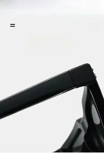 Détail de la charnière de lunettes en acétate noir montrant légèreté et élasticité