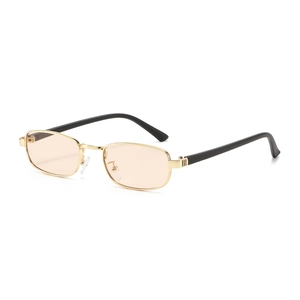 Lunettes de soleil carrées rétro avec monture dorée et verres teintés roses style Y2K