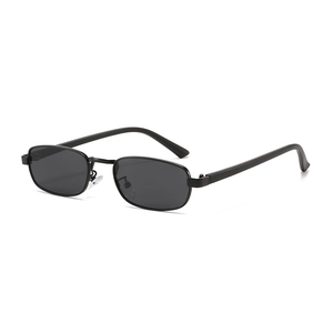 Lunettes de soleil rectangulaires en métal noir avec détails de rayures rouges et vertes