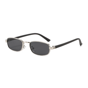 Lunettes de soleil rétro rectangulaires avec monture argentée et verres foncés sur blanc