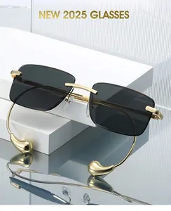 Detail einer randlosen rechteckigen Sonnenbrille mit goldenen Tropfenbügeln auf Podest