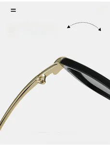 Détail de la charnière en métal doré et de la monture noire de lunettes de soleil carrées