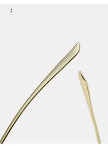 Détail des branches de lunettes de soleil en métal doré avec un design en arc confortable
