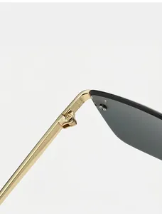 Detail eines langlebigen Scharniers an einer randlosen Sonnenbrille mit Goldbügeln