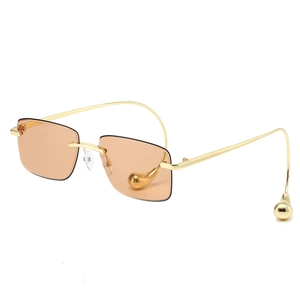 Randlose rechteckige Sonnenbrille mit Goldgestell und Perlenanhängern an den Bügeln