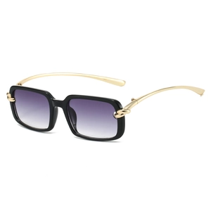 Lunettes de soleil rétro carrées avec monture noire, branches dorées et verres violets dégradés