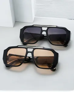 Détail de lunettes aviateur vintage à double pont avec barre dorée et verres dégradés