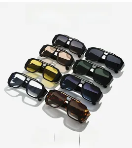 Plusieurs lunettes de soleil vintage à double pont colorées sur fond blanc