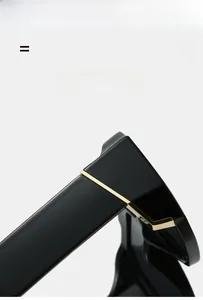 Détail de monture de lunettes noire avec charnière dorée et matériau haute élasticité