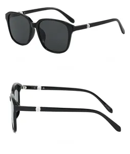 Detailansicht der schwarzen quadratischen Sonnenbrille mit weißen Perlenakzenten