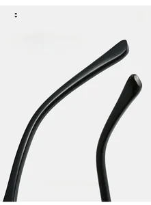 Detail of ergonomic curved mirror legs on high-gloss black sunglasses for comfortable fit