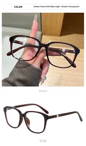 Detailansicht der braunen quadratischen Brille mit Blaulichtfilter und Silberscharnier