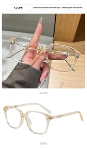 Detail der champagnerfarbenen transparenten quadratischen Brille mit Perlenakzenten