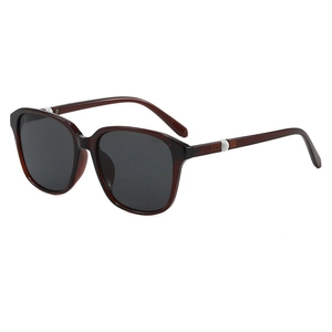 Modische quadratische Sonnenbrille mit dunklen Gläsern und Perlendetail am Bügel, weißer Hintergrund