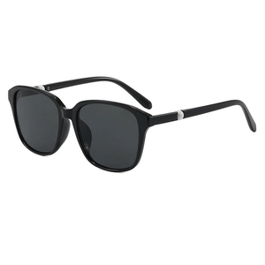 Klassische schwarze quadratische Sonnenbrille mit grauen Gläsern und weißem Dekor