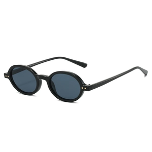 Occhiali da sole ovali neri classici con borchie metalliche e lenti blu scuro