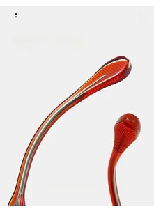 Détail des branches de lunettes en écaille avec noyau métallique et embouts antidérapants
