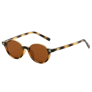 Lunettes de soleil ovales rétro écaillées avec verres bruns et cerclage en métal doré