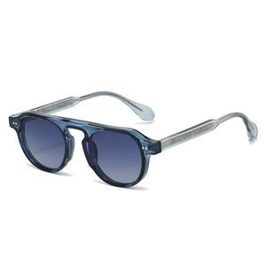 Lunettes de soleil pilote bleu translucide avec verres dégradés et branches ciselées
