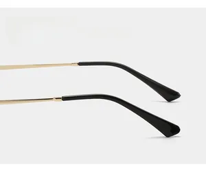 Detail of curved non-slip temples in gold metal and black for comfortable sunglasses