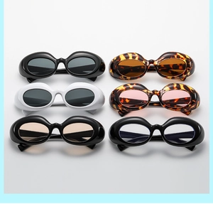 Affichage matriciel de lunettes de soleil ovales vintage noires, blanches et écaillées