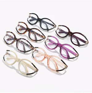 Detail trendiger Katzenaugen-Brille mit goldenen Metallschnallen und bunten Rahmen