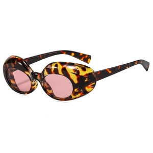 Lunettes de soleil ovales rétro Y2K avec monture écaille épaisse et verres rose clair