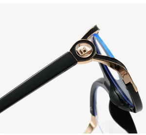 Detail der Cateye-Brille mit goldenem Metallscharnier und H-förmigem Hohlraumdesign