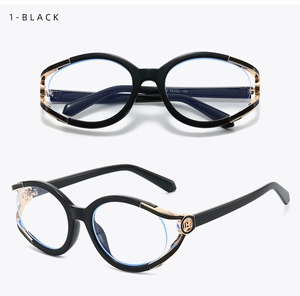 Detail der schwarzen Cat-Eye-Brille mit goldenen Metallbügeln und Logo-Akzenten