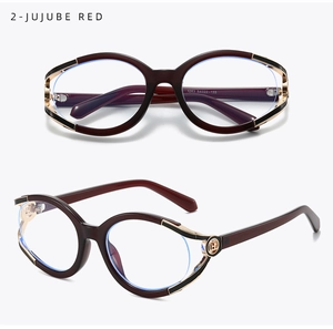 Detail der weinroten Cat-Eye-Brille mit hohlem Metall-Logo und Modellnummer 3263 Info