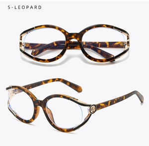 Detail von Brille mit Leopardenmuster, goldenem Metall-Logo und modischem Cateye-Rahmen Design