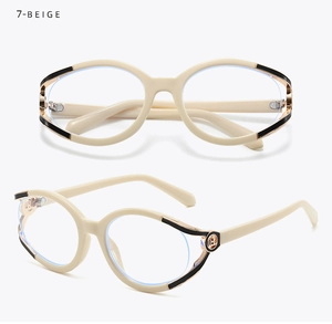 Detailansicht beige Cat-Eye-Brille mit goldenen Metall-Aussparungen am Brillenbügel